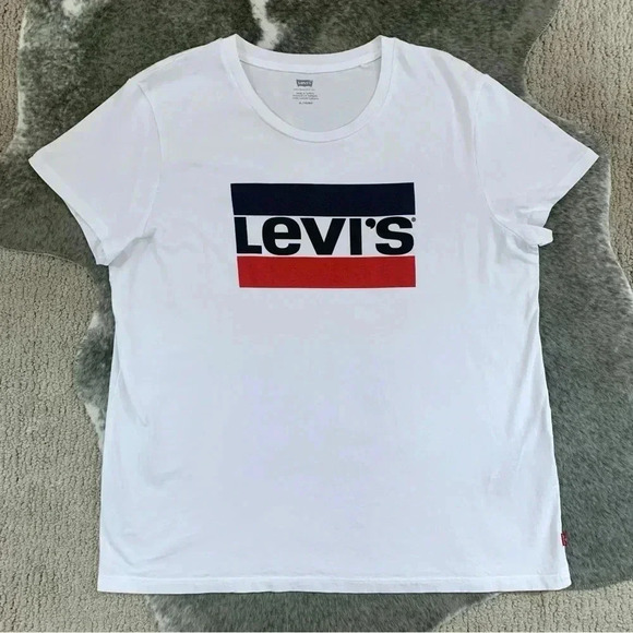 Levi’s Tee - Picture 5 of 11